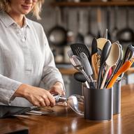 Cocinero aficionado organizando utensilios sobre una barra de cocina con luz natural